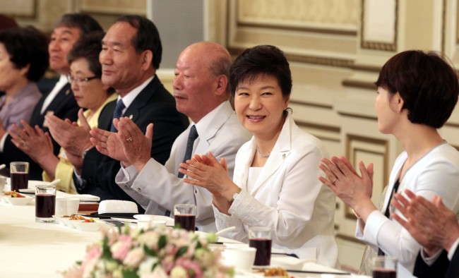 President Park Geun-hye attends a luncheon with decorated patriots and bereaved families at Cheong Wa Dae in Seoul on Thursday.    Park Hyun-koo/The Korea Herald