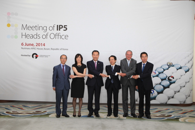 (From left) World Intellectual Property Organization Assistant Director General Yoshiyuki Takagi; U.S. Patent and Trademark Office Deputy Director Michelle Lee; Korean Intellectual Property Office Commissioner Kim Young-min; Japan Patent Office Commissioner Hideo Hato; European Patent Office President Benot Battistelli; and China’s State Intellectual Property Office Commissioner Changyu Shen pose after the meeting of the heads of the world’s five largest intellectual property offices held at the Nurimaru APEC House in Busan on June 6.    KIPO