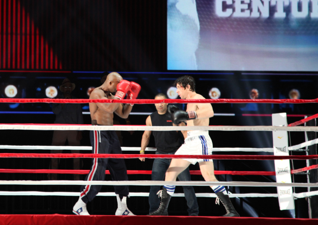 Andy Karl (right) and Terence Archie perform a number from “Rocky,” during a rehearsal for the Tony Awards at Radio City Music Hall in New York on Friday.   AP-Yonhap