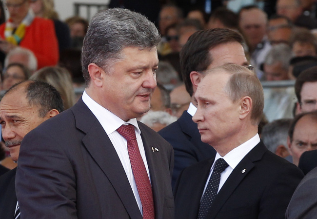Ukraine’s President-elect Petro Poroshenko (left) walks past Russian President Vladimir Putin during the commemoration of the 70th anniversary of D-Day in Ouistreham, western France, Friday. World leaders and veterans gathered by the beaches of Normandy on Friday to mark the 70th anniversary of World War II’s D-Day landings. AP-Yonhap