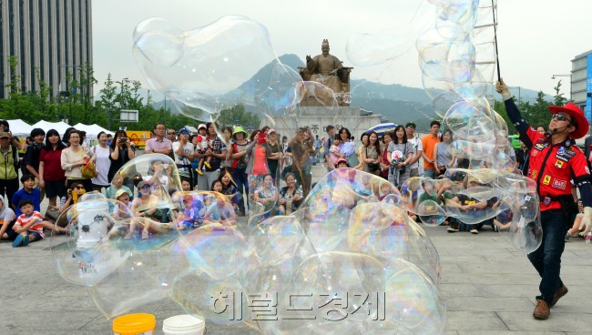 황금연휴 마지막날인 8일 오전 서울 광화문 광장에서 열린 '2014 세종대로 보행전용거리' 행사에서 시민들을 비롯한 어린이들이 거리버블아티스트가 선보이는 버블쇼를 보고 있다./안훈 기자 rosedale@ 2014.06.08
황금연휴 마지막날인 8일 오전 서울 광화문 광장에서 열린 '2014 세종대로 보행전용거리' 행사에서 시민들을 비롯한 어린이들이 거리버블아티스트가 선보이는 버블쇼를 보고 있다./안훈 기자 rosedale@ 2014.06.08
아이도 어른도 버블버블~