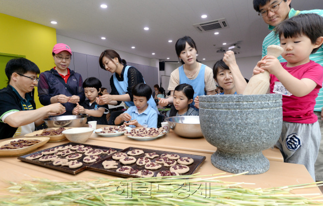 서울 삼청로 국립민속박물관 볕들재에서 8일 열린 세시풍속과 절기음식 체험 행사에 참여한 가족들이 24절기 중 9번째에 해당하는 '망종(6월6일)'에 맞춰 첫 수확 보리로 보리개떡을 빚어 보고 있다./안훈 기자 rosedale@ 2014.06.08
서울 삼청로 국립민속박물관 볕들재에서 8일 열린 세시풍속과 절기음식 체험 행사에 참여한 가족들이 24절기 중 9번째에 해당하는 '망종(6월6일)'에 맞춰 첫 수확 보리로 보리개떡을 빚어 보고 있다./안훈 기자 rosedale@ 2014.06.08
서울 삼청로 국립민속박물관 볕들재에서 8일 열린 세시풍속과 절기음식 체험 행사에 참여한 가족들이 24절기 중 9번째에 해당하는 '망종(6월6일)'에 맞춰 첫 수확 보리로 보리개떡을 빚어 보고 있다./안훈 기자 rosedale@ 2014.06.08
서울 삼청로 국립민속박물관 볕들재에서 8일 열린 세시풍속과 절기음식 체험 행사에 참여한 가족들이 24절기 중 9번째에 해당하는 ‘망종(6월6일)’에 맞춰 첫 수확 보리로 보리개떡을 빚어 보고 있다.  안훈 기자/rosedale@heraldcorp.com