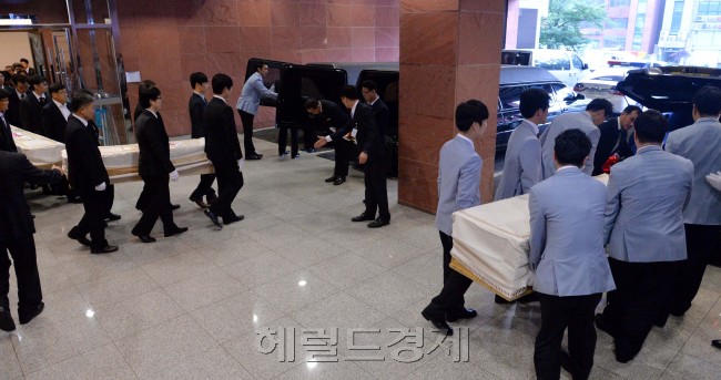 9일 오전 서울 신촌세브란스병원 장례식장에서 세월호 사고의 희생자 故 조충환, 지혜진, 조지훈의영결식이 가족장으로 열렸다. 故조충환씨 가족은 제주도 가족여행을 떠났다가 세월호 침몰사고를 당했으며 7살인 막내 요셉군 홀로 구조 됐다.<br />이상섭 기자. babtong@heraldcorp.com
9일 오전 서울 신촌세브란스병원 장례식장에서 세월호 사고의 희생자 故 조충환, 지혜진, 조지훈의영결식이 가족장으로 열렸다. 故조충환씨 가족은 제주도 가족여행을 떠났다가 세월호 침몰사고를 당했으며 7살인 막내 요셉군 홀로 구조 됐다.
이상섭 기자. babtong@heraldcorp.com
9일 오전 서울 신촌세브란스병원 장례식장에서 세월호 사고의 희생자 故 조충환, 지혜진, 조지훈의영결식이 가족장으로 열렸다. 故조충환씨 가족은 제주도 가족여행을 떠났다가 세월호 침몰사고를 당했으며 7살인 막내 요셉군 홀로 구조 됐다.
이상섭 기자. babtong@heraldcorp.com