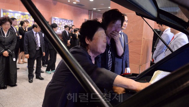 9일 오전 서울 신촌세브란스병원 장례식장에서 세월호 사고의 희생자 故 조충환, 지혜진, 조지훈의영결식이 가족장으로 열렸다. 故조충환씨 가족은 제주도 가족여행을 떠났다가 세월호 침몰사고를 당했으며 7살인 막내 요셉군 홀로 구조 됐다.<br />이상섭 기자. babtong@heraldcorp.com
9일 오전 서울 신촌세브란스병원 장례식장에서 세월호 사고의 희생자 故 조충환, 지혜진, 조지훈의영결식이 가족장으로 열렸다. 故조충환씨 가족은 제주도 가족여행을 떠났다가 세월호 침몰사고를 당했으며 7살인 막내 요셉군 홀로 구조 됐다.
이상섭 기자. babtong@heraldcorp.com
9일 오전 서울 신촌세브란스병원 장례식장에서 세월호 사고의 희생자 故 조충환, 지혜진, 조지훈의영결식이 가족장으로 열렸다. 故조충환씨 가족은 제주도 가족여행을 떠났다가 세월호 침몰사고를 당했으며 7살인 막내 요셉군 홀로 구조 됐다.
이상섭 기자. babtong@heraldcorp.com