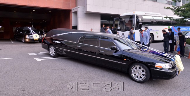 9일 오전 서울 신촌세브란스병원 장례식장에서 세월호 사고의 희생자 故 조충환, 지혜진, 조지훈의영결식이 가족장으로 열렸다. 故조충환씨 가족은 제주도 가족여행을 떠났다가 세월호 침몰사고를 당했으며 7살인 막내 요셉군 홀로 구조 됐다.<br />이상섭 기자. babtong@heraldcorp.com
9일 오전 서울 신촌세브란스병원 장례식장에서 세월호 사고의 희생자 故 조충환, 지혜진, 조지훈의영결식이 가족장으로 열렸다. 故조충환씨 가족은 제주도 가족여행을 떠났다가 세월호 침몰사고를 당했으며 7살인 막내 요셉군 홀로 구조 됐다.
이상섭 기자. babtong@heraldcorp.com
9일 오전 서울 신촌세브란스병원 장례식장에서 세월호 사고의 희생자 故 조충환, 지혜진, 조지훈의영결식이 가족장으로 열렸다. 故조충환씨 가족은 제주도 가족여행을 떠났다가 세월호 침몰사고를 당했으며 7살인 막내 요셉군 홀로 구조 됐다.
이상섭 기자. babtong@heraldcorp.com