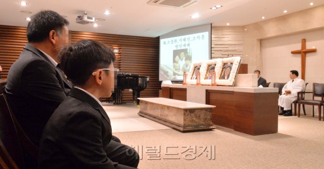 9일 오전 서울 신촌세브란스병원 장례식장에서 세월호 사고의 희생자 故 조충환, 지혜진, 조지훈의영결식이 가족장으로 열렸다. 故조충환씨 가족은 제주도 가족여행을 떠났다가 세월호 침몰사고를 당했으며 요셉군(흰 뿔테 안경) 홀로 구조 됐다.