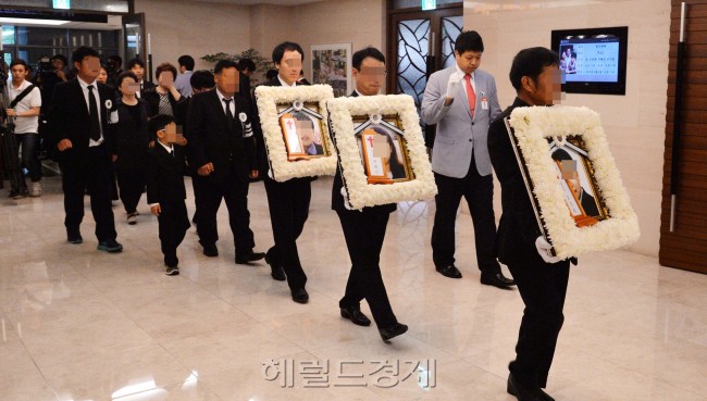 9일 오전 서울 신촌세브란스병원 장례식장에서 세월호 사고의 희생자 故 조충환, 지혜진, 조지훈의영결식이 가족장으로 열렸다. 故조충환씨 가족은 제주도 가족여행을 떠났다가 세월호 침몰사고를 당했으며, 막내인 요셉군 홀로 구조 됐다.