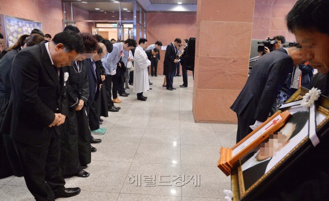9일 오전 서울 신촌세브란스병원 장례식장에서 세월호 사고의 희생자 故 조충환, 지혜진, 조지훈의 영결식이 가족장으로 열렸다. 故조충환씨 가족은 제주도 가족여행을 떠났다가 세월호 침몰사고를 당했으며, 막내인 요셉군 홀로 구조 됐다.