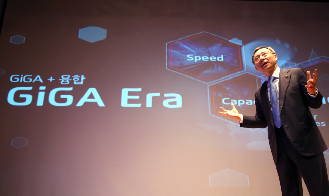 KT chief executive Hwang Chang-gyu, who is scheduled to deliver a keynote speech at the Mobile Asia Expo trade show Wednesday in Shanghai, introduces gigabit networks at a press meeting in Seoul last month.   Yonhap