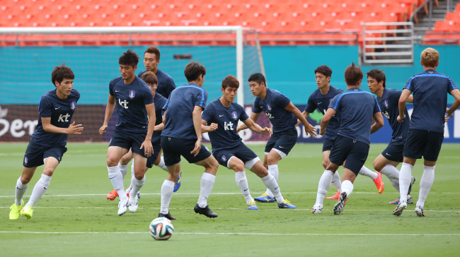 The Korean national soccer team trains in Miami, Florida, Sunday.   Yonhap