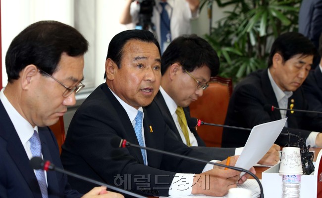 이완구 새누리당 비상대책위원장 겸 원내대표가 9일 국회에서 열린 비상대책위원회 회의에서 모두발언을 하고 있다. 이 대표는 박근혜 대통령이 세월호 참사 이후 천명한 ‘국가 대개조’ 과제를 뒷받침하기 위해 국회에 가칭 ‘범국민적 국가개조위원회’ 신설을 추진하겠다고 밝혔다.  이길동 기자/gdlee@heraldcorp.com