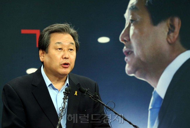 새누리당 김무성의원이 8일 오후 서울 여의도당사에서 기자회견을 열고 7.14 전당대회 출마을 공식 선언하고 있다.이길동기자.gdlee@heraldcorp.com
새누리당 김무성의원이 8일 오후 서울 여의도당사에서 기자회견을 열고 7.14 전당대회 출마을 공식 선언하고 있다.이길동기자.gdlee@heraldcorp.com
