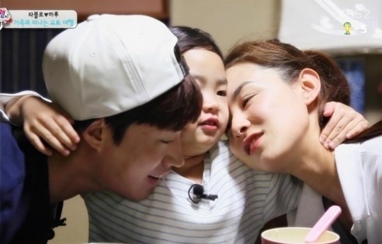 KBS2 ‘슈퍼맨이 돌아왔다’의 하루가 다섯 살 아이 답지 않은 지극한 효심을 보여 감동을 선사했다.
8일 방송된 KBS2 ‘해피선데이-슈퍼맨이 돌아왔다’(이하 ‘슈퍼맨’) 에서는 다섯 가족의 추억을 되짚어보고, 동시에 가족들과 새로운 추억을 만드는 ‘추억은 맛있다’ 편이 그려졌다.
이날 방송에서 타블로네 세 식구는 타블로-강혜정 부부에게 ‘하루’라는 예쁜 딸을 선물로 준 추억의 장소인 일본 오사카에서 가족여행을 즐겼다.
하루는 아빠와 함께 직접 물고기를 낚아 요리를 하는 낚시 레스토랑을 방문했다. 하루는 고사리같은 손으로 낚싯대를 부여잡고, 강렬한 눈빛을 발사하며 우렁찬 목소리로 물고기를 부르며 적극적으로 낚시에 임했다. 결국 하루는 혼자 힘으로 월척을 낚아내며 박수 갈채를 받았다.
또 엄마 아빠를 생각하는 하루의 깜찍한 효심은 시청자들에게 감동을 느끼게 했다.