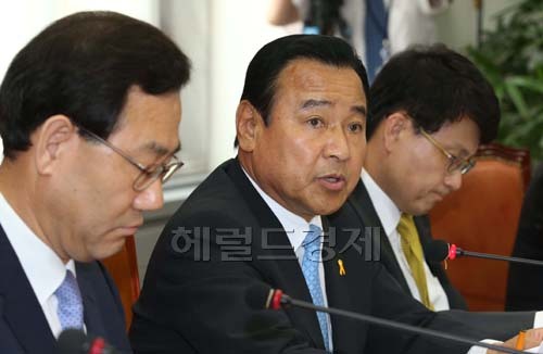 이완구 새누리당비상대책위원장이 9일 오전 국회에서 열린 비상대책위원회의에 참석해 모두발언을 하고 있다.
이 비상대책위원장은 이날 “청와대 내각 개편이 예상되는데 당도 개편에 맞춰 국정안정을 위해 현재의 당정체제를 개선하는 등 새로운 당정체제 수립을 검토 중”이라고 말했다.