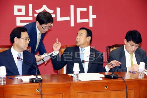 이완구 새누리당비상대책위원장이 9일 오전 국회에서 열린 비상대책위원회의에 참석해 한 당직자와 이야기를 하고 있다.
이 비상대책위원장은 이날 “청와대 내각 개편이 예상되는데 당도 개편에 맞춰 국정안정을 위해 현재의 당정체제를 개선하는 등 새로운 당정체제 수립을 검토 중”이라고 말했다.