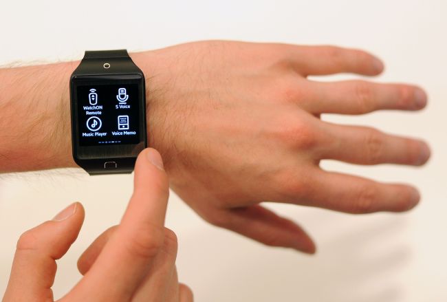 A Samsung employee demonstrates the new SM-R381 smartwatch at the Tizen Developer Conference in San Francisco last week.   AFP-Yonhap