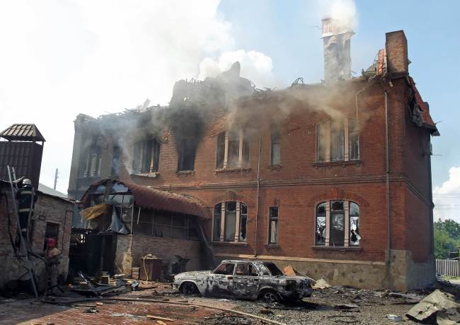 <YONHAP PHOTO-0162> A picture shows a destroyed house and car in the aftermath of combats between pro-Russian militants and Ukrainian forces in Slavyansk, southeastern Ukraine, on June 8, 2014. Ukraine's new Western-backed President Petro Poroshenko vowed Sunday to halt by the end of the week nearly two months of bloodshed in the separatist east that have threatened the very survival of the ex-Soviet state. AFP PHOTO / Andrey Krasnoschekov../2014-06-09 05:23:35/ <저작권자 ⓒ 1980-2014 ㈜연합뉴스. 무단 전재 재배포 금지.>
A house is destroyed in the aftermath of combat between pro-Russian militants and Ukrainian forces in Slavyansk, southeastern Ukraine, Sunday.   AFP-Yonhap
