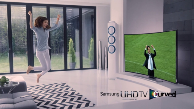 삼성전자는 이달 개막하는 브라질 월드컵을 맞아 ‘커브드 UHD TV’, ‘스마트에어컨 Q9000’, ‘셰프 컬렉션’ 냉장고, 스마트폰 ‘갤럭시S5’, 웨어러블 기기 ‘기어핏’이 함께 등장하는 이색 광고<사진>를 최근 공개했다.
9일 삼성전자에 따르면 이번 광고는 ‘커브드 UHD TV’를 중심으로 ‘스마트에어컨 Q9000’, ‘셰프 컬렉션’, ‘갤럭시 S5’, ‘기어핏’ 등 삼성전자의 최신 제품들이 총 출동해 광고 스토리 안에서 여러 제품들의 특장점을 자연스럽게 강조하도록 꾸며졌다.