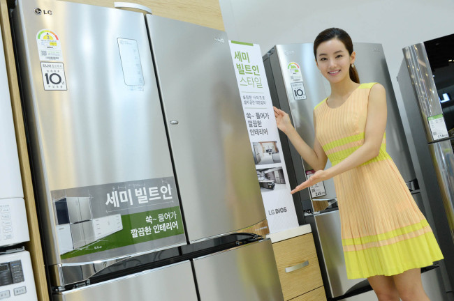 모델이 서울 강남구 LG베스트숍 강남본점에서 LG전자 ‘디오스 세미빌트인’ 냉장고를 소개하고 있다. ［사진제공=LG전자］