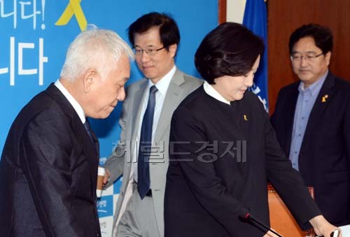 김한길새정치민주연합공동대표와 박영선 원내대표를 비롯한 최고위원들이 9일 오전 국회에서 열린 최고위원회의에 참석하기위해 회의장에 들어오고 있다.
김공동대표는 이날 청와대 참모진 개편과 개각 문제와 관련, “요즘 대통령의 인사를 앞두고 말들이 무성하다”며 “박근혜 대통령의 국정운영 방식에 뚜렷한 변화가 확인되는 인사가 있어야 할 것”이라고 말했다.