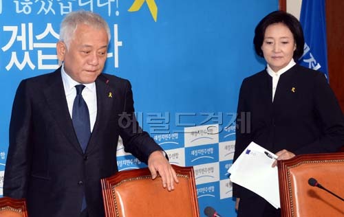 박영선 원내대표가 9일 오전 국회에서 열린 최고위원회의에 참석하기위해 김한길새정치민주연합공동대표와 함께 회의장에 들어오고 있다.박원내대표는 이날 윤두현 청와대 신임 홍보수석 임명에 대해 “파출소를 지나가면 경찰서가 나타난다는 우스갯소리가 있다”며 “이번 홍보수석 임명이 여기에 해당되는 건 아닌지 의문”이라고 말했다.
