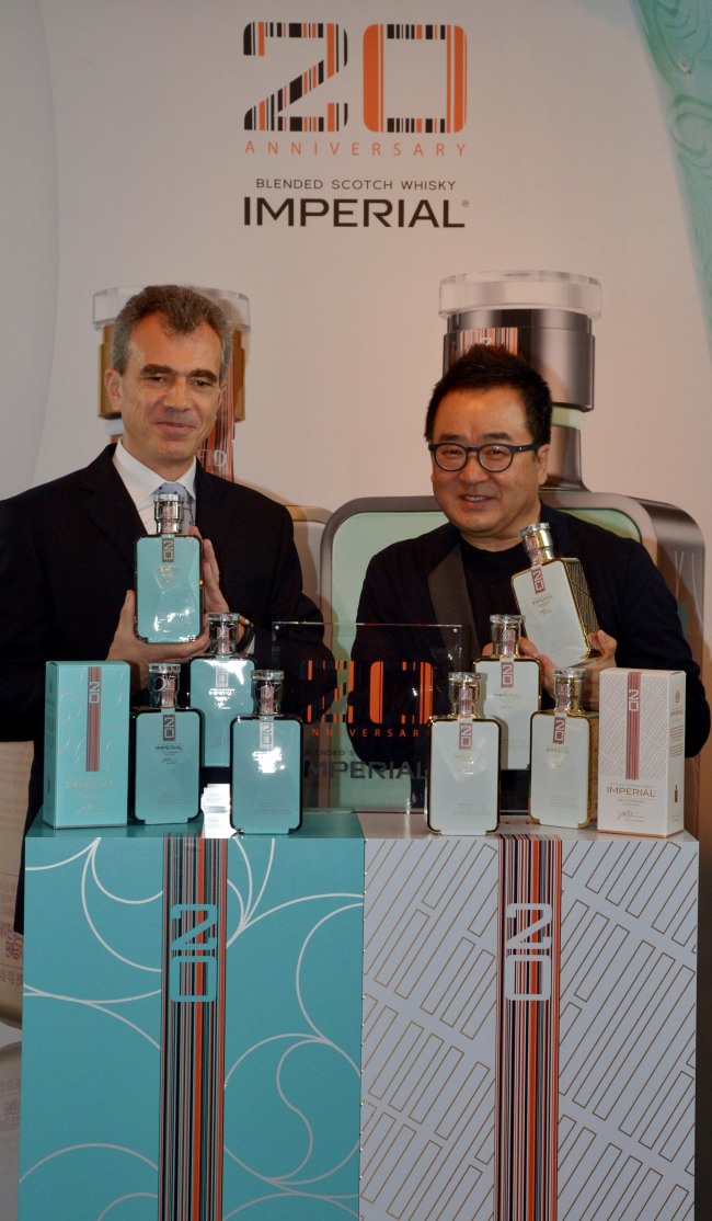 Pernod Ricard Korea CEO Jean-Manuel Spriet (left) and designer Kim Young-se present on Monday a limited edition of Imperial 12 Years.   Kim Myung-sub/The Korea Herald
