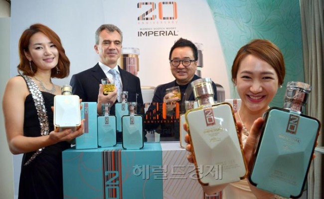 9일 오전 서울시 강남구 청담동 메종 페르노리카에서 장 마누엘 스프리에(Jean-Manuel SPRIET) 페르노리카 코리아 대표와 김영세 디자이너가 임페리얼 20주년 기념 리미티드 에디션을 선보이고 있다. 이번 리미티드 에디션은 임페리얼 브랜드 탄생 20주년을 기념하기 위해 출시 됐으며 청자와 백자를 모티브로 한국적 아름다움을 살린 것이 특징이다.