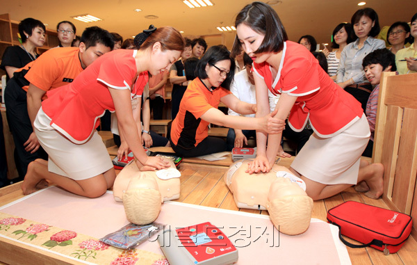 용산소방서 소방대원들이 9일 오전 서울 용산구 아이파크백화점 리빙관에서 직원들에게 심폐소생술과 제세동기 사용법을 교육하고 있다. 아이파크백화점은 심정지 환자 발생시 초기 응급 대처를 강화하기 위해 매장 전역에 총 30개소의 제세동기를 설치했다.