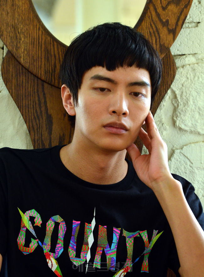 이민기(탤런트/영화배우)
배우 이민기가 9일 오전 삼청동 카페에서 헤럴드경제와의 인터뷰에 앞서 포즈를 취하고 있다.