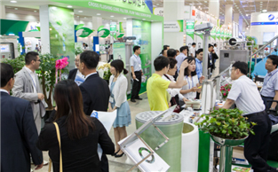 Spectators gather at the 35th International Exhibition on Environmental Technology & Green Energy, held at Coex in southern Seoul last year.   Ministry of Environment