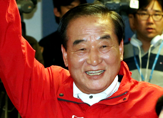 경기 화성갑 보궐선거에 출마한 서청원 후보가 30일 화성 선거사무실에서 당선이되자 축하 꽃다발을 목에걸고 만세를 부르고 있다. 박현구 기자phko@heraldcorp.com
