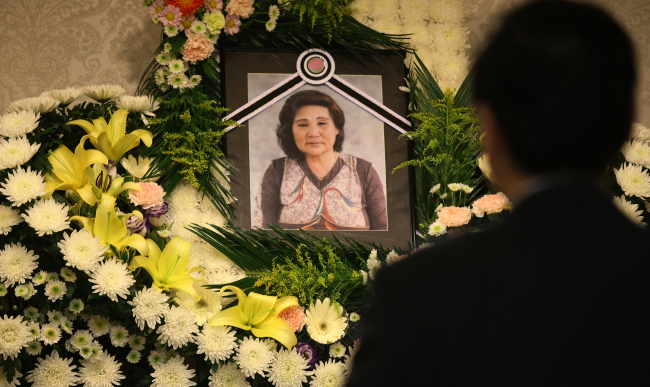 A portrait of Bae Chun-hee, a victim of Japan’s wartime sexual slavery who died Sunday at age 91, is seen at her memorial service in Seongnam, Gyeonggi Province.   Yonhap