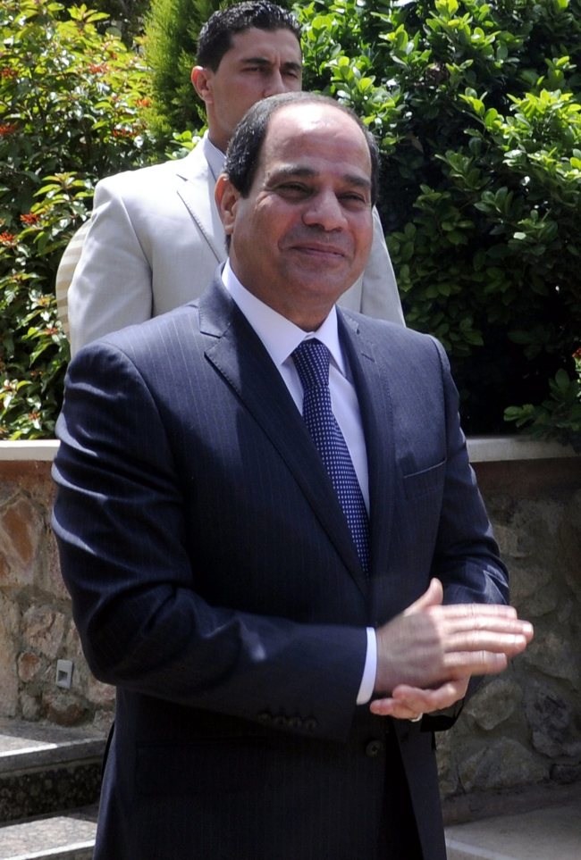 <YONHAP PHOTO-1105> epa04238131 (FILE) A file picture dated 19 May 2014 shows Egypt's former defense minister turned presidential candidate Abdel Fattah al-Sissi before a meeting with Saudi Arabian Prince Al-Walid bin Talal (not pictured) in Cairo, Egypt. Abdel Fattah al-Sissi is elected Egypt's president with almost 97 per cent of the vote, the electoral commission announces on 03 June 2014. EPA/MOHMAD ASAD/2014-06-04 17:30:16/ <저작권자 ⓒ 1980-2014 ㈜연합뉴스. 무단 전재 재배포 금지.>
Egyptian President Abdel Fattah el-Sissi   EPA-Yonhap