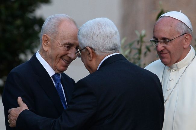 Israeli President Shimon Peres (left) shakes hands with Palestinian leader Mahmud Abbas as Pope Francis looks on after they planted an olive tree in the Vatican’s gardens following a joint peace prayer at the Vatican on Sunday.   AFP-Yonhap