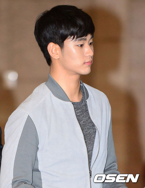 김수현(탤런트/영화배우)
The fashion style of Korean heartthrob Kim Soo-hyun rarely stands out. The colors are basic and the designs are simple. But he never fails to give off a chic vibe that can hardly be copied by others.