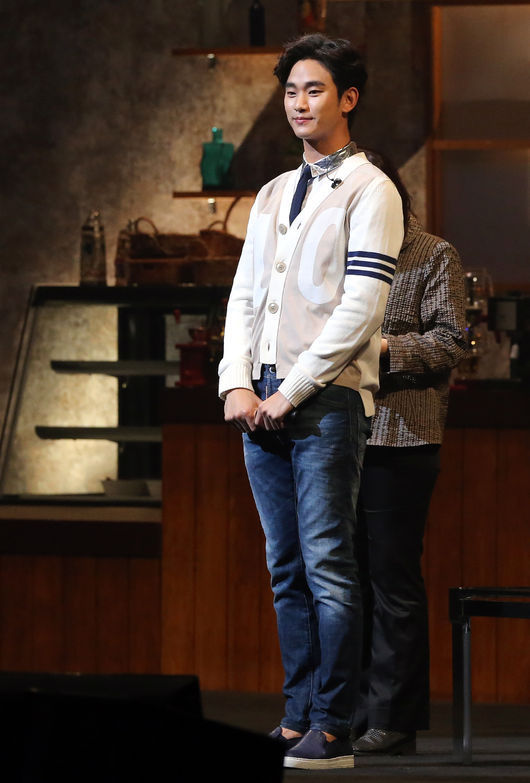 김수현(탤런트/영화배우)
The fashion style of Korean heartthrob Kim Soo-hyun rarely stands out. The colors are basic and the designs are simple. But he never fails to give off a chic vibe that can hardly be copied by others.