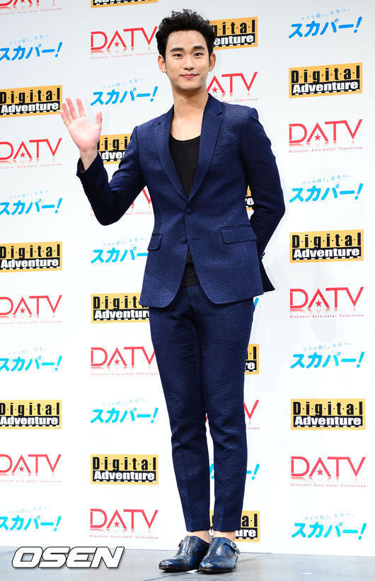 김수현(탤런트/영화배우)
The fashion style of Korean heartthrob Kim Soo-hyun rarely stands out. The colors are basic and the designs are simple. But he never fails to give off a chic vibe that can hardly be copied by others.