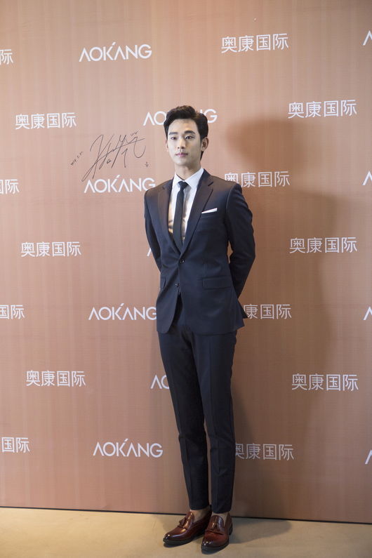 김수현(탤런트/영화배우)
The fashion style of Korean heartthrob Kim Soo-hyun rarely stands out. The colors are basic and the designs are simple. But he never fails to give off a chic vibe that can hardly be copied by others.