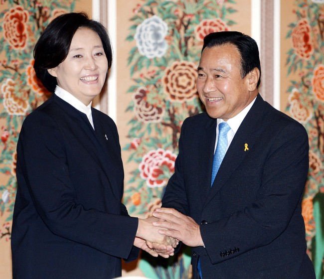 New Politics Alliance for Democracy floor leader Rep. Park Young-sun (left) shakes hands with her Saenuri Party counterpart Rep. Lee Wan-koo before their meeting to discuss the agenda of the June extraordinary session at the National Assembly’s reception house on Monday.   Lee Gil-dong/The Korea Herald