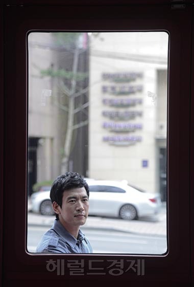 박정철(박철/탤런트/영화배우)
지난 2일 종영된 KBS 2TV 일일드라마 ‘천상여자’에서 장태정 역으로 열연한 배우 박정철이 9일 오후 서울 강남구 신사동 M아카데미에서 인터뷰에 앞서 포즈를 취하고 있다.