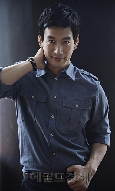 박정철(박철/탤런트/영화배우)
지난 2일 종영된 KBS 2TV 일일드라마 ‘천상여자’에서 장태정 역으로 열연한 배우 박정철이 9일 오후 서울 강남구 신사동 M아카데미에서 인터뷰에 앞서 포즈를 취하고 있다.