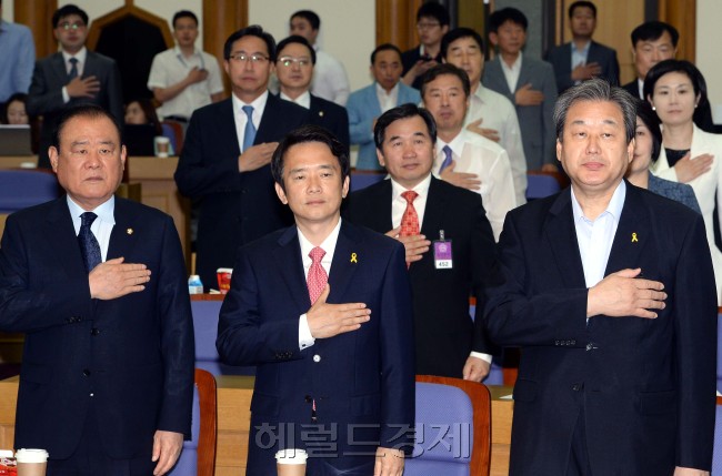 김무성새누리당의원이 10일 오전 국회 의원회관에서 열린 새누리당 통일 경제교실에서   남경필 경기지사 당선자를 비롯한 참석자들과 국민의례를 하고 있다.이길동기자.gdlee@heraldcorp.com
김무성새누리당의원이 10일 오전 국회 의원회관에서 열린 새누리당 통일 경제교실에서   남경필 경기지사 당선자를 비롯한 참석자들과 국민의례를 하고 있다.이길동기자.gdlee@heraldcorp.com