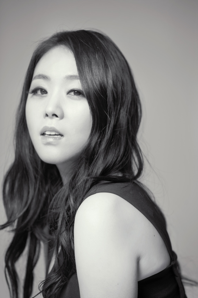 이예준(가수)
발라드 포텐녀로 불리며 지난 1월 디지털 싱글 ‘약속’으로 성공적인 데뷔를 한 <보이스코리아 2> 우승자 이예준이 세 가지의 이별이야기 [이별 1,2,3]을 가지고 돌아왔다.