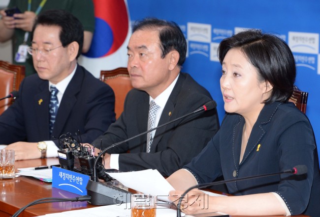 박영선새정치민주연합 원내대표가 10일 오전 국회에서 열린 원내대책회의에 참석해 모두발언을 하고 있다. 이길동기자.gdlee@heraldcorp.com
박영선새정치민주연합 원내대표가 10일 오전 국회에서 열린 원내대책회의에 참석해 모두발언을 하고 있다. 이길동기자.gdlee@heraldcorp.com