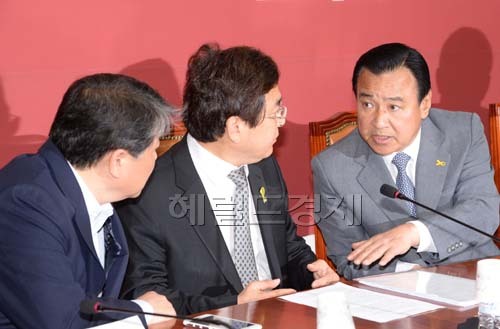 이완구새누리당 비상대책위원장이 10일 오전 국회에서 세월호국정조사대책회의에 참석해 심재철세월호국정조사특위위원장,조원진새누리당간사와 이야기를 하고 있다.
이 비상대책위원장은 이날 세월호 국정조사와 관련 “유가족들이 철저한 진상 규명을 요구하고 있고, 국민적 의혹을 해소해야 하므로 국조는 신속하고 철저하게 이뤄져야 한다”고 말했다.