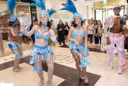 10일 오전 서울 중구 롯데백화점 본점에서 2014 브라질 월드컵 축제의 시작을 알리는 삼바공연이 열리고 있다 . 롯데백화점은 월드컵 분위기를 서울에서도 느낄 수 있도록 이날 부터 29일까지 전점에서 ‘비바 브라질 페어’를 진행한다.