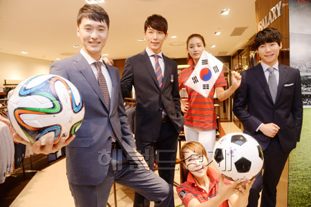 삼성에버랜드 남성복 브랜드 갤럭시는 10일 오전 서울 중구 롯데백화점 본점에서 축구대표팀 공식단복 ‘프라이드 일레븐(Pride 11)’ 라인을 선보이고 있다. 남성복 갤럭시는 구매고객을 대상으로 ‘브라질대회 첫 승 기원, 대표팀 의상 및 소품 증정’ 이벤트를 전 매장에서 7월 10일까지 진행한다.