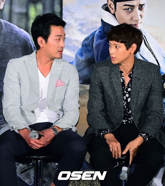하정우(좌부터/김성훈/영화배우/영화감독),강동원(영화배우/모델)
배우 하정우가 영화 ‘군도 : 민란의 시대’(이하 ‘군도’)에서 함께 호흡을 맞춘 강동원이 ‘남자 중에 남자’라며 극찬했다.
[사진=OSEN]