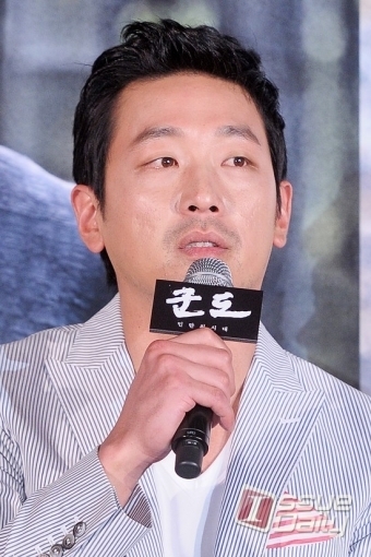 하정우(김성훈/영화배우/영화감독)
배우 하정우가 강동원은 ‘군도’ 배우들 중에 가장 상남자 성향을 가지고 있다고 밝혔다.