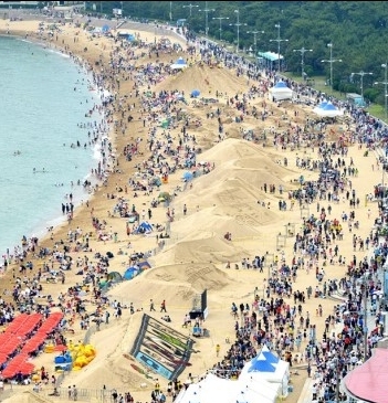 해운대해수욕장을 비롯한 부산지역 4개 해수욕장이 개장한 지 9일 만에 피서객 200만명을 돌파한 것으로 나타났다.
10일 부산시에 따르면 지난 1일 개장한 해운대해수욕장, 광안리해수욕장, 송도해수욕장, 송정해수욕장에 9일까지 찾은 피서객은 모두 205만6000명으로 집계됐다.